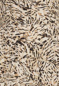 Texturovaná látka v béžové a černé barvě s abstraktním vzorem připomínajícím zvířecí pruhy. Hladký povrch s různými odstíny pro hloubku.