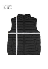 Veste matelassée noire sans manches avec fermeture éclair frontale et deux poches, mesurée avec un mètre ruban montrant une longueur de 65 cm et une largeur de 54 cm.