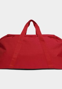 Bolsa de deporte de tela roja con dos asas resistentes, forma rectangular, textura suave y costuras reforzadas para mayor durabilidad.