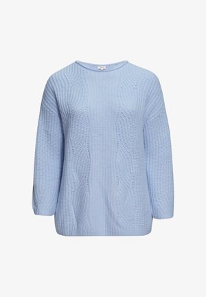 Lichtblauwe gebreide trui met een gestructureerd kabelpatroon, ronde hals en driekwartmouwen. Zachte, ontspannen pasvorm.