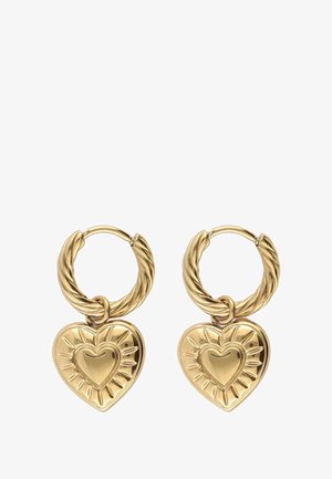 Goldene Hohrringe mit gedrehten Details, die herzförmige Anhänger mit einem Sonnenstrahlenmuster und einem kleineren Herzdesign tragen.