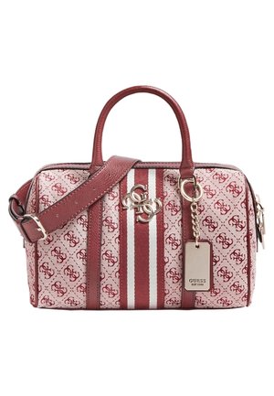 Prostokątna torebka w różowo-czerwony wzór z podwójnymi uchwytami, regulowanym paskiem na ramię, logo z przodu oraz metalową plakietką z napisem "GUESS EST 1981."
