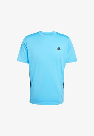 T-shirt de sport bleu clair à manches courtes, fabriqué en tissu qui évacue l'humidité. Présente des accents noirs sur les côtés et un petit logo sur la poitrine.