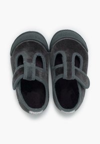 Scarpe in suede grigio con punta arrotondata, dotate di due aperture e di una fascia in velcro. La suola presenta un motivo testurizzato per una maggiore aderenza.