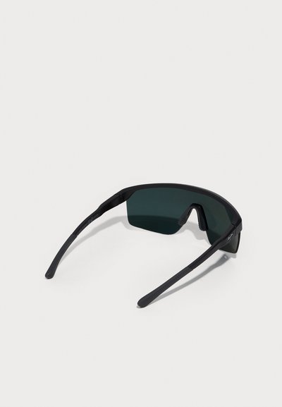 Svarta sportiga solglasögon med mörkgröna linser, en elegant wraparound-design och texturerade svarta öronstänger. Lätta och i en modern form.