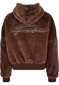 Hoodie marron en fausse fourrure avec capuche, poignets et ourlet côtelés. Présente un logo en strass argenté cousu dans le dos. Texture douce.