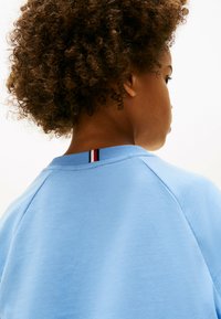 Tommy Hilfiger MIXED LOGO - T-shirts print - cloudy blue