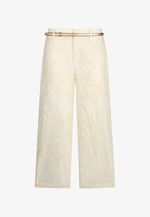 Kreemikas laia säärega püksid lillemustriga tikandiga ja õhukese beeži vöökohaga, esitatud valgel taustal.