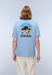 Napapijri MONTEPIANA - Triko s potiskem - faded denim i84