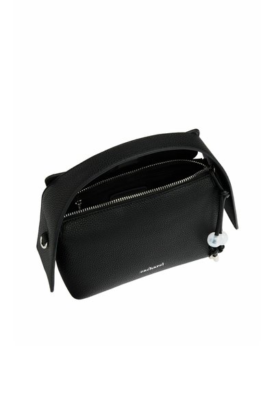 Pochette nera in pelle con texture a grana, chiusura con zip e manico corto. Presenta un logo sulla parte anteriore e dettagli hardware decorativi.