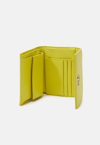Calvin Klein RELOCK TRIFOLD  - Piniginė - citrus