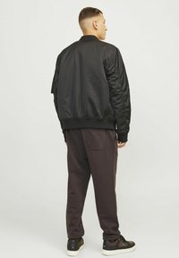 Jack & Jones JPSTGORDON JJBRADLEY - Trainingsbroek - mulch