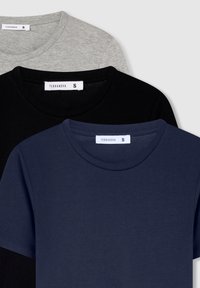 Trzy t-shirty z krótkim rękawem w kolorze szarym, czarnym i granatowym, wykonane z miękkiego materiału. Posiadają klasyczny dekolt w serek oraz małą metkę "Terranova".