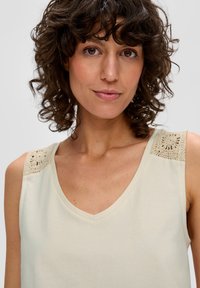s.Oliver MIT HÄKELSPITZEN-DETAILS - Top - beige