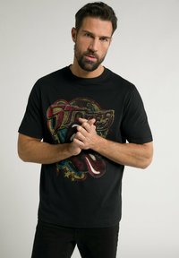 Schwarzes Baumwoll-T-Shirt mit bedrucktem, buntem Motiv von Lippen und Sternen, kurzen Ärmeln, Rundhalsausschnitt und lässiger Passform.