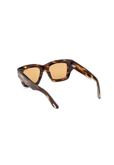 Occhiali da sole tartaruga con lenti rettangolari, tonalità bronzo e montatura spessa. Presentano un logo discreto sulla tempia. Texture liscia.