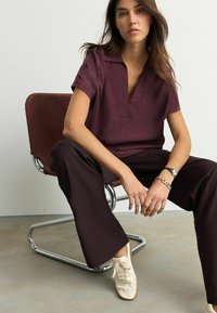 Next SHORT SLEEVE V-NECK OVERHEAD WITH COLLAR - Bluse - red burgundy