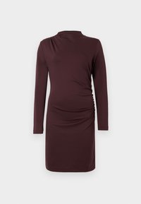 Pitkähiha, tummanruskea rypytetty bodycon-mekko, jossa on korkea kaulus, esillä yksinkertaisella valkoisella taustalla.