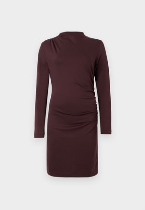 Krásné tmavě hnědé šaty bodycon s dlouhými rukávy a vysokým výstřihem, vystavené na čistém bílém pozadí.
