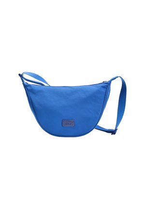 Sac bandoulière bleu en forme de croissant avec une sangle ajustable et une fermeture éclair, présentant un petit patch de marque rectangulaire à l'avant.