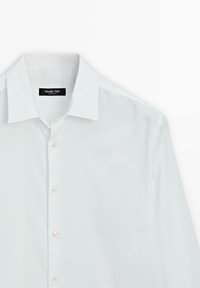 Witte button-up shirt van gladde stof, met een klassiek kraag, lange mouwen en vijf knopen aan de voorkant. Merketiket zichtbaar.