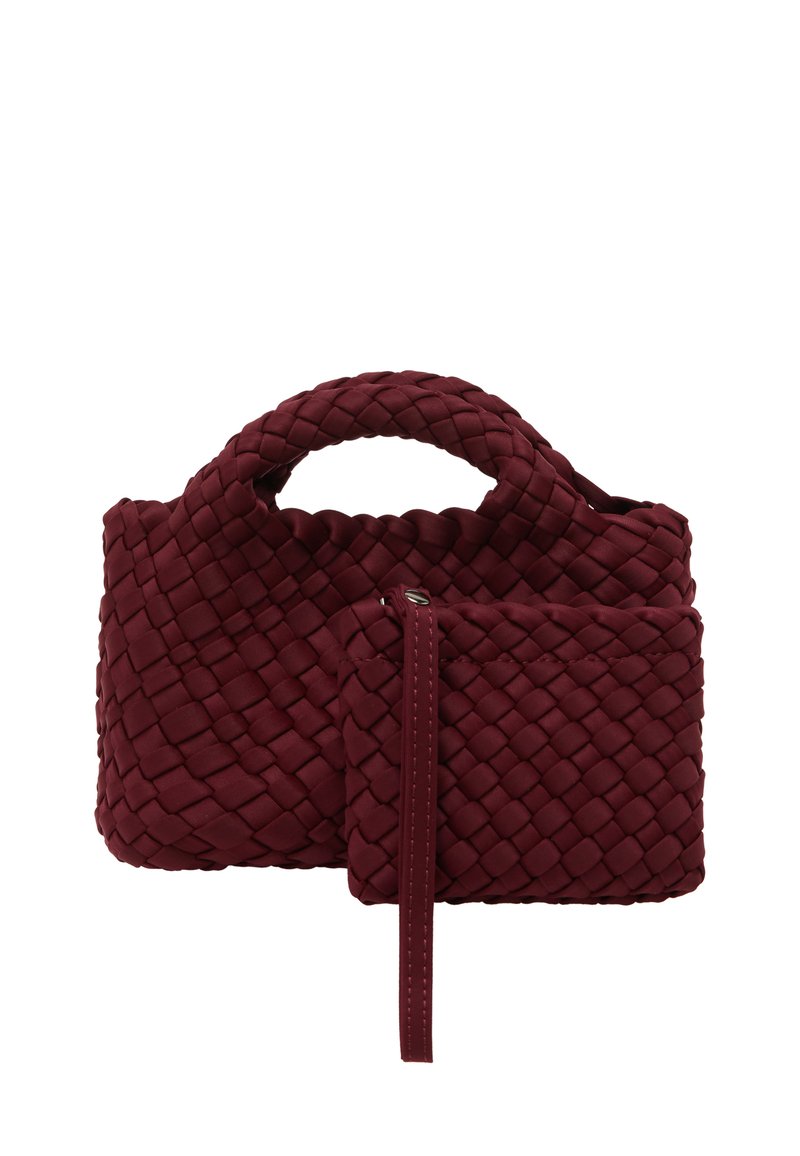 Burgundy kudonnan käsilaukku, jossa on jämäkkä muoto, sisältäen pienen etutaskun ja yläkahvan. Sujuva pinta, jossa on letitetty muotoilu.