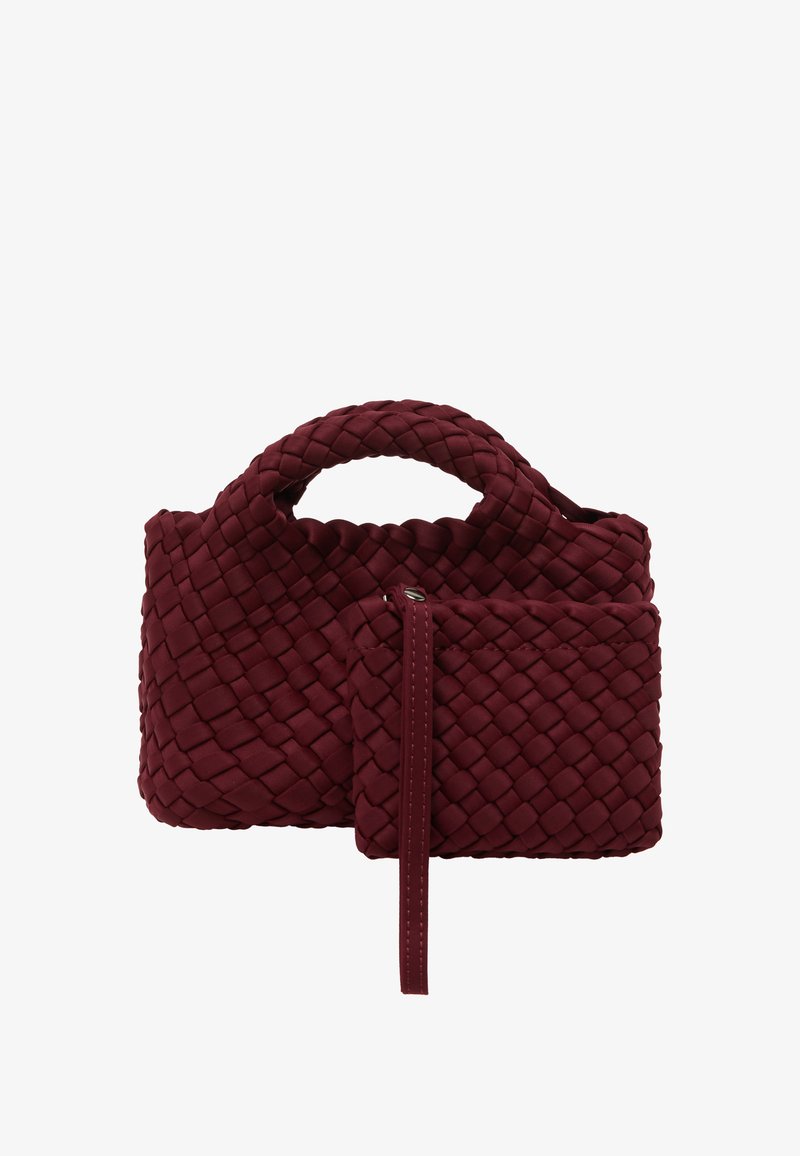 Burgundy kudonnan käsilaukku, jossa on jämäkkä muoto, sisältäen pienen etutaskun ja yläkahvan. Sujuva pinta, jossa on letitetty muotoilu.