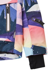 Giacca da neve colorata con un mix di fantasie rosa, viola e blu. Presenta una tasca con zip e polsini neri regolabili. Materiale impermeabile.