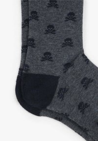 Dunkelgraue Socken mit einem wiederholten Muster aus Totenkopf und gekreuzten Knochen in Marineblau. Glatte Textur mit einem soliden Marineblau an Zehen und Ferse.