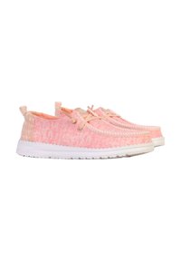 Scarpe in tessuto rosa chiaro con finitura testurizzata, suole in gomma bianca e cuciture decorative. Presentano lacci morbidi e linguette posteriori per il sollevamento.