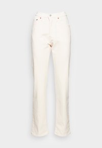 Jeans de denim blanco con pierna recta, cintura alta, cierre de botón y costuras sutiles en color naranja. La textura del tejido parece resistente y suave.