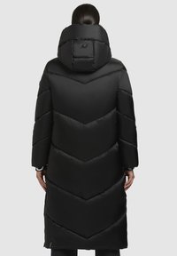 Schwarze Daunenjacke mit hohem Kragen und Kapuze, versehen mit Zickzacknähten. Das Material wirkt glatt mit einem glänzenden Finish.