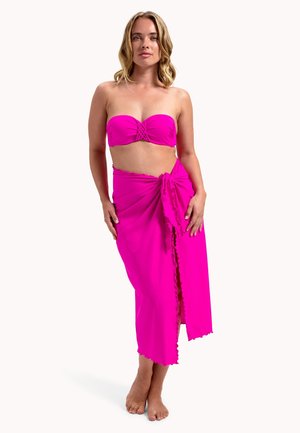 Bikini top bandeau rose vif avec un détail plissé, associé à une jupe portefeuille assortie comportant un nœud et un ourlet asymétrique.