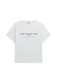 T-shirt in cotone bianco con maniche corte e vestibilità rilassata. Sul davanti è stampato il testo "GAS MILANO 1984" in nero, con ulteriore testo sottostante.