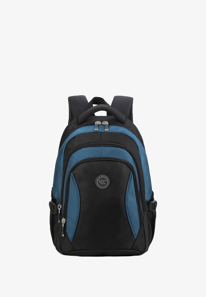 Zaino nero e blu con superficie testurizzata, doppie cerniere e spallacci imbottiti. Presenta un logo frontale e tasche laterali.