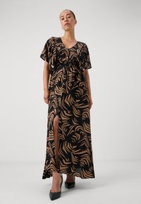 Maxikjole i sort med brune abstrakte mønstre, med v-hals, korte flagrende ærmer og en frontslids. Glat stof, afslappet pasform.
