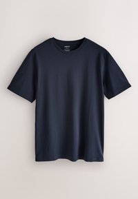 T-shirt tinta unita blu navy scuro a maniche corte con scollo a girocollo, vestibilità regolare e etichetta del marchio visibile all'interno del colletto.