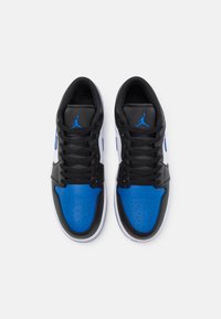 Černé a modré tenisky s hladkým koženým svrškem, obsahující perforovanou špičku, bílou podrážku a černé tkaničky. Ikonické logo na jazyku a boku.