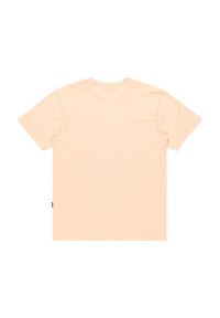 Camiseta de color melocotón de manga corta con cuello redondo, hecha de una tela suave, que presenta un diseño liso y una pequeña etiqueta en el lado izquierdo.