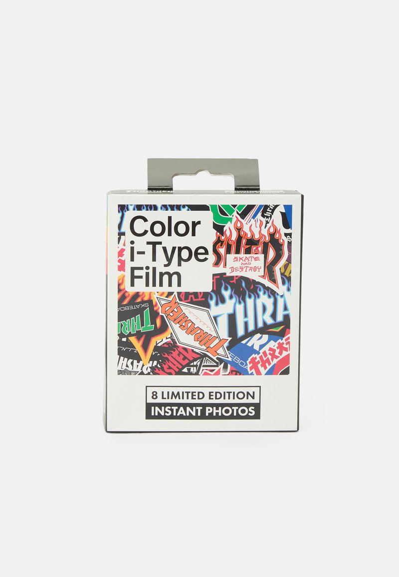 Farverig i-Type Film æske med levende klistermærker, der hovedsageligt er røde, sorte og blå. Inkluderer teksten "8 Limited Edition Instant Photos."