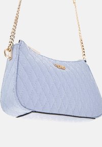 Sac à main matelassé bleu clair avec une chaîne en bandoulière, arborant un logo doré et une forme structurée. Texture lisse avec un motif en diamant.