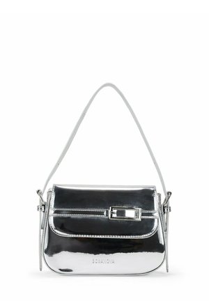 Bolso de mano metálico plateado con un acabado suave y brillante. Presenta una solapa frontal, un pequeño acento de hebilla y una delgada correa de hombro ajustable.
