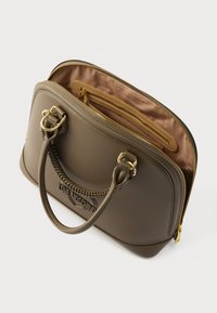 Συνθετική τσάντα ώμου σε ελιά πράσινη απόχρωση με διπλές λαβές, μεταλλικά στοιχεία σε χρυσό τόνο, φερμουάρ κλεισίματος και ευρύχωρο μπεζ εσωτερικό με τσέπη με φερμουάρ.