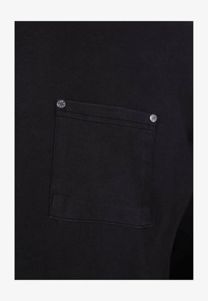 Zwarte katoenen shirt met een patch pocket met zilveren drukkers, een soepele textuur en een klassieke ronde hals.