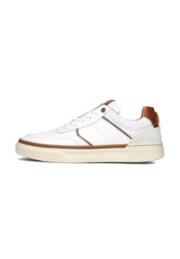 Witte sneaker met een bovenwerk van mesh en leer, bruin leren accenten en een rubberen zool met stikseldetails langs de randen.