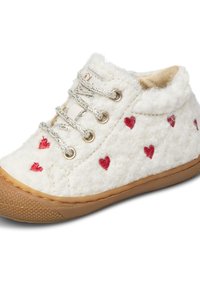 Sneaker in morbido pile bianco con motivi a cuore rossi, lacci argento e suola in gomma testurizzata. Presenta un colletto imbottito per il comfort.