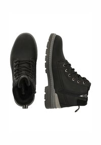 Svarta ankelstövlar med en slät läderfinish, gummisulor, metallöglor och sidodetalj med dragkedja. Texturerade grå accenter på klacken.