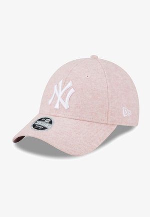 Lichtroze verstelbare honkbalpet met wit geborduurd New York Yankees-logo aan de voorkant en New Era-logo aan de zijkant.