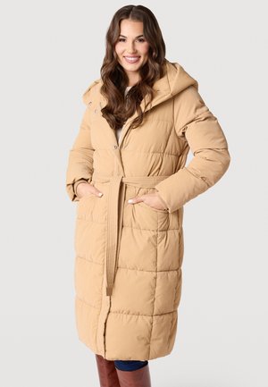 Beige pufferjack met een capuchon, een ceintuur in de taille en twee voorzakken. Kenmerkt zich door een gestikte ontwerp en drukknoopsluiting. Zachte, gestructureerde stof.
