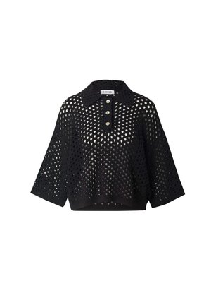Haut en tricot noir avec un col polo, des manches courtes et un design géométrique en dentelle ouverte, présentant une patte de boutonnage avec trois boutons crème.